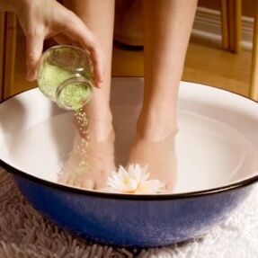 Pendant le traitement contre les champignons, vous devez vous laver les pieds fréquemment. 